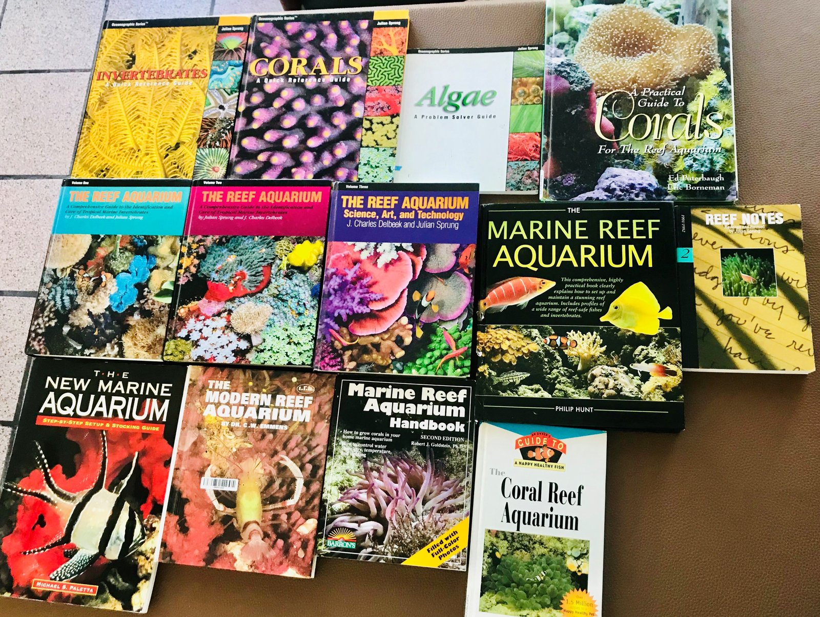 Libros sobre acuarismo marino.